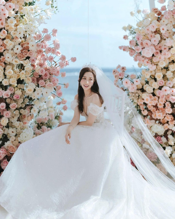 何依婷結婚一周年峇里結婚片段曝光！ 罕曬富二代老公正面相：期待我們一起變老 