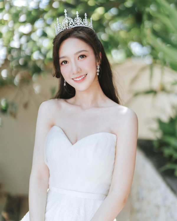 何依婷結婚一周年峇里結婚片段曝光！ 罕曬富二代老公正面相：期待我們一起變老 