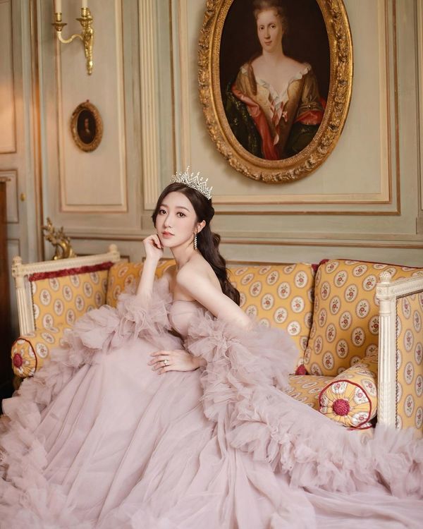 何依婷結婚一周年峇里結婚片段曝光！ 罕曬富二代老公正面相：期待我們一起變老 