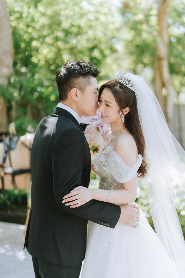 何依婷結婚一周年峇里結婚片段曝光！ 罕曬富二代老公正面相：期待我們一起變老 