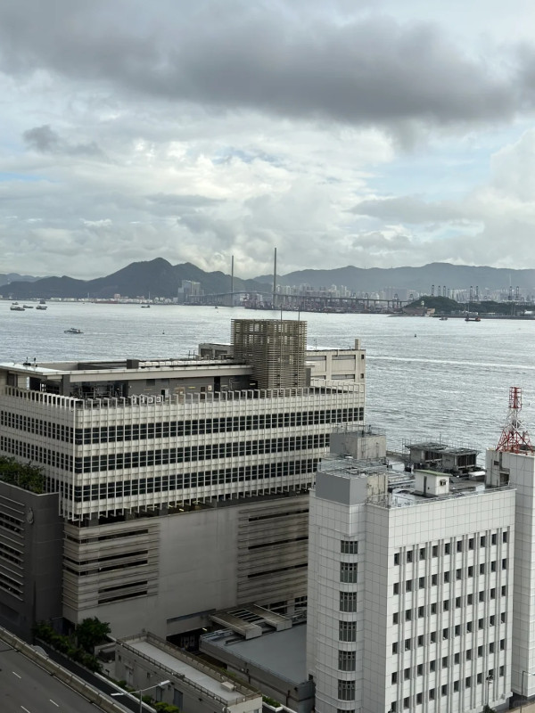 上水超市驚見內地客瘋搶食油 狂掃十幾箱買到缺貨！街坊稱連「呢樣」都唔放過 