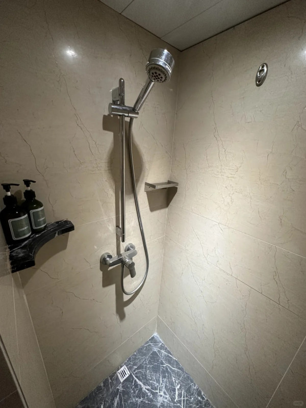 上水超市驚見內地客瘋搶食油 狂掃十幾箱買到缺貨！街坊稱連「呢樣」都唔放過 