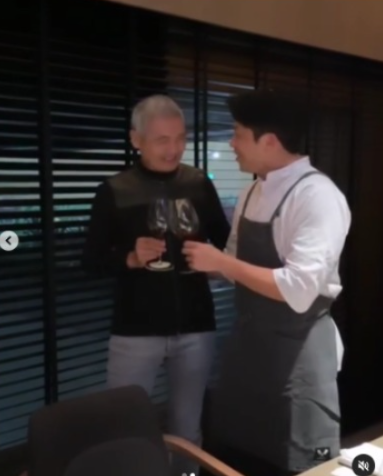 周潤發安成宰驚喜同框 揸機自拍超親民 網友羨慕：發哥也看《黑白大廚》 