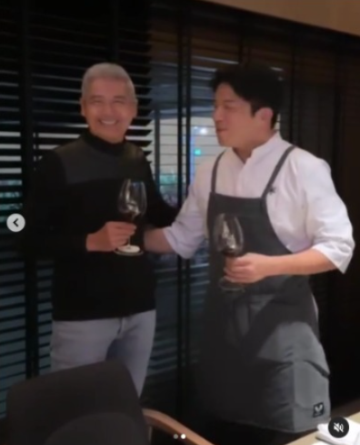 周潤發安成宰驚喜同框 揸機自拍超親民 網友羨慕：發哥也看《黑白大廚》 