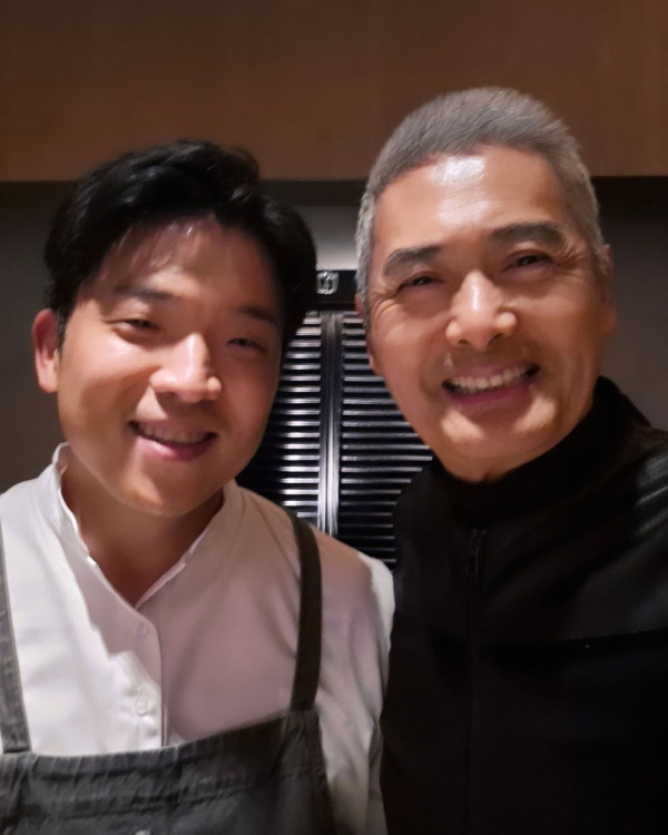 周潤發安成宰驚喜同框 揸機自拍超親民 網友羨慕：發哥也看《黑白大廚》 