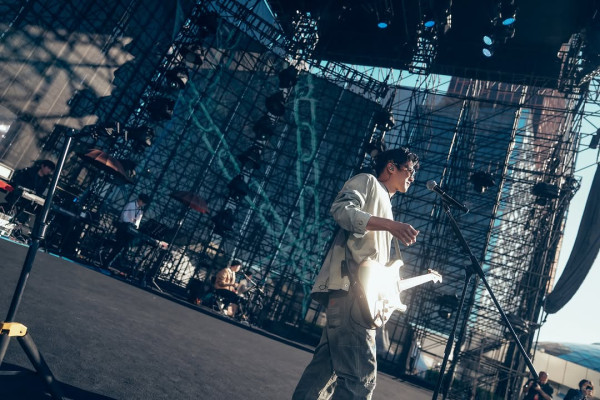 謝霆鋒日本滑雪型爆自拍炫技！三父子同框照罕有曝光 驚見仔仔高過爸爸 