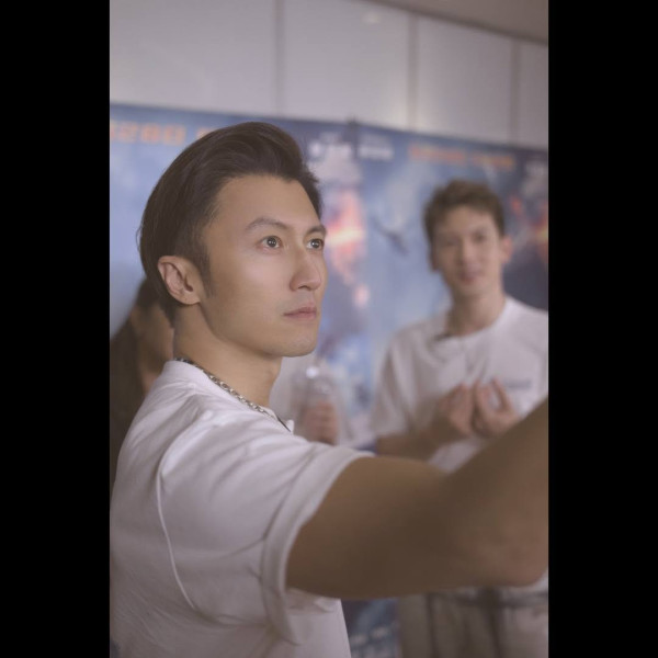 內地客日本巧遇梁朝偉獲合照 後面竟有陳奕迅亂入引全網羡慕 