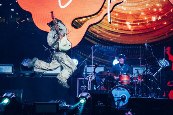 內地客日本巧遇梁朝偉獲合照 後面竟有陳奕迅亂入引全網羡慕 