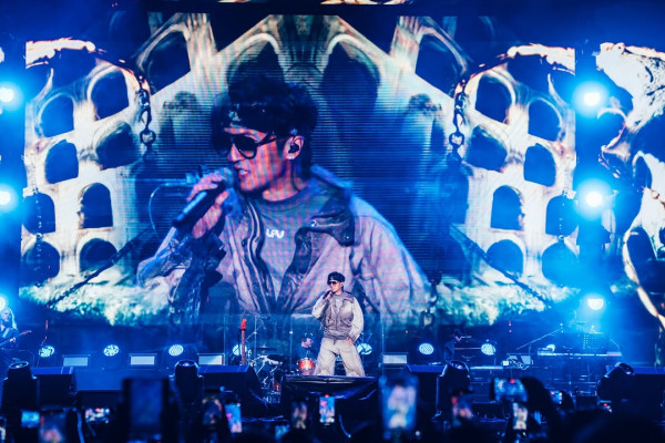 內地客日本巧遇梁朝偉獲合照 後面竟有陳奕迅亂入引全網羡慕 