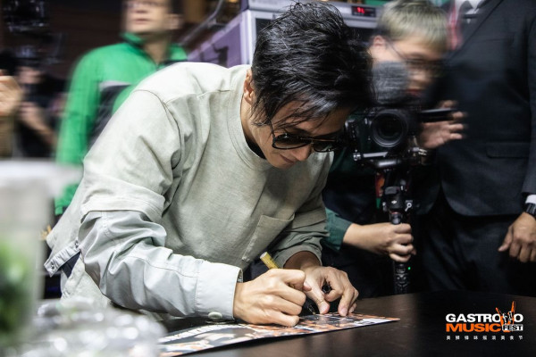 內地客日本巧遇梁朝偉獲合照 後面竟有陳奕迅亂入引全網羡慕 