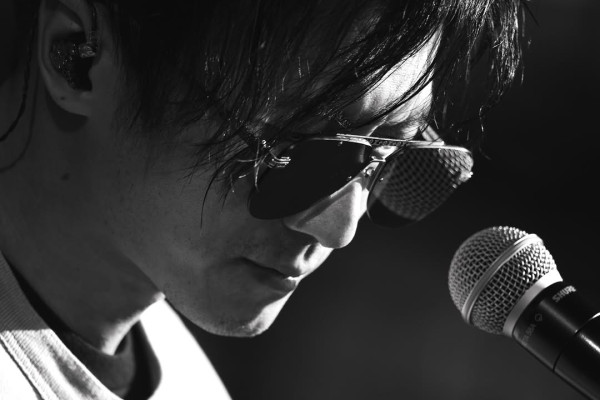 內地客日本巧遇梁朝偉獲合照 後面竟有陳奕迅亂入引全網羡慕 