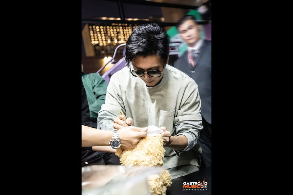 內地客日本巧遇梁朝偉獲合照 後面竟有陳奕迅亂入引全網羡慕 