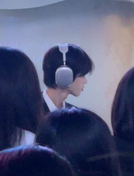 男色經濟｜內地茶飲店搵素人靚仔駐場 吸引大批「女客」合照任影唔嬲 