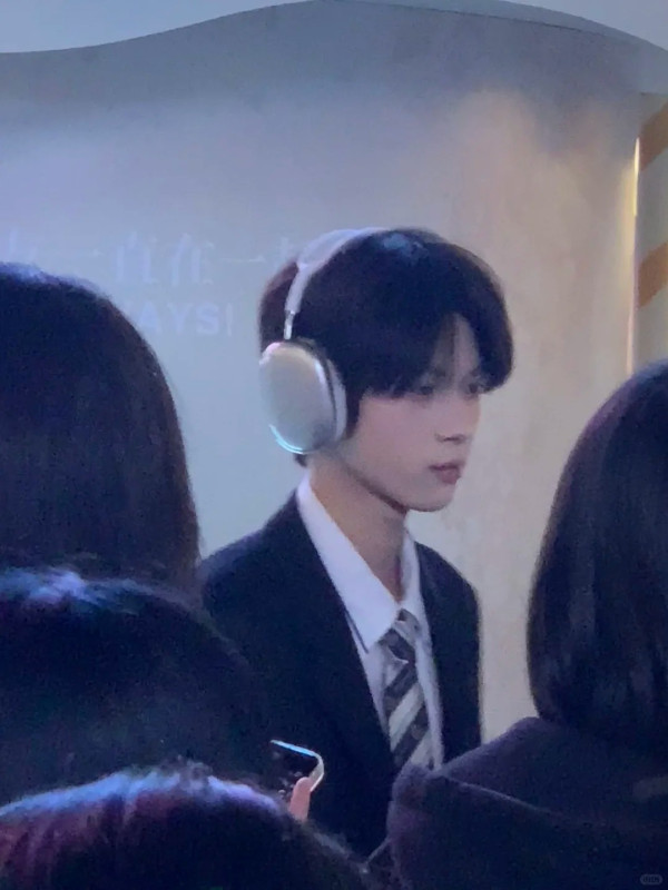 男色經濟｜內地茶飲店搵素人靚仔駐場 吸引大批「女客」合照任影唔嬲 