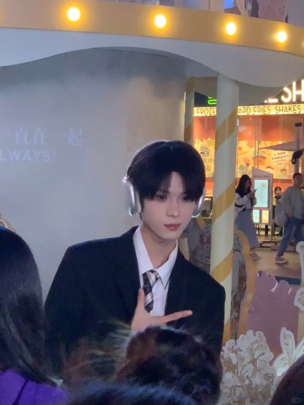 男色經濟｜內地茶飲店搵素人靚仔駐場 吸引大批「女客」合照任影唔嬲 