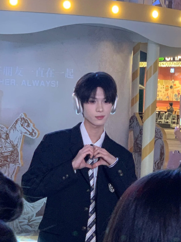 男色經濟｜內地茶飲店搵素人靚仔駐場 吸引大批「女客」合照任影唔嬲 