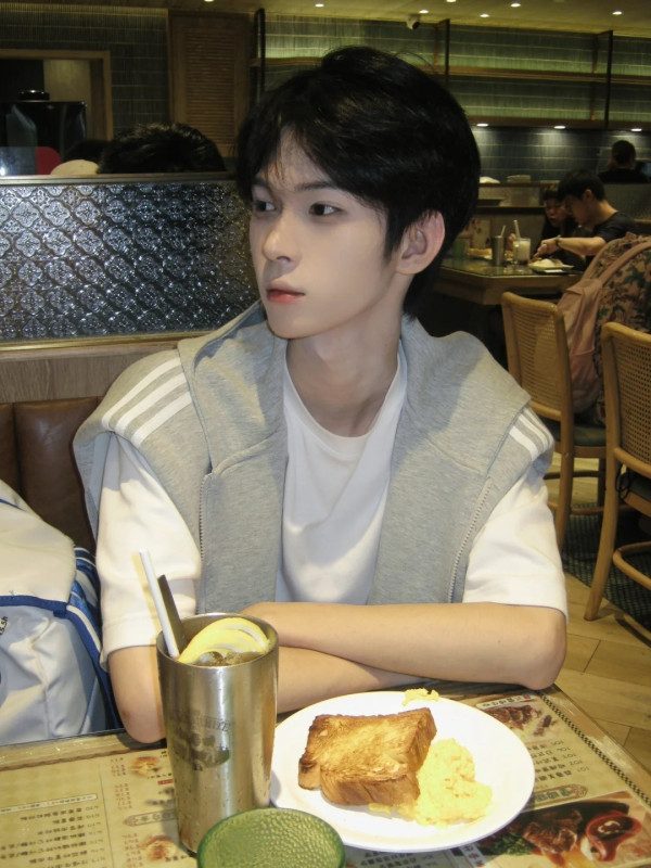 男色經濟｜內地茶飲店搵素人靚仔駐場 吸引大批「女客」合照任影唔嬲 