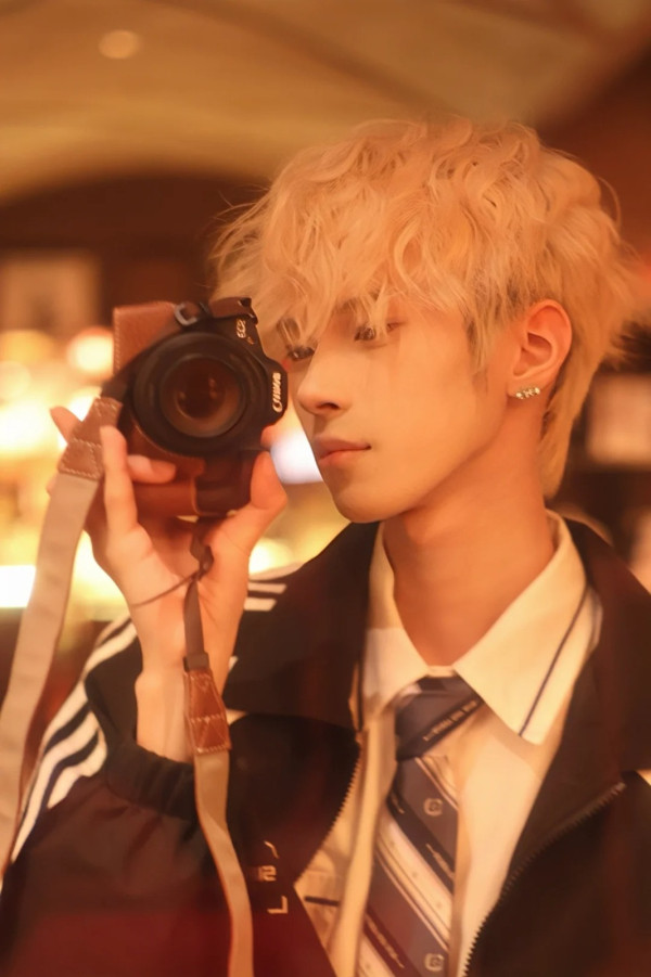 男色經濟｜內地茶飲店搵素人靚仔駐場 吸引大批「女客」合照任影唔嬲 