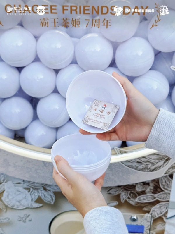 男色經濟｜內地茶飲店搵素人靚仔駐場 吸引大批「女客」合照任影唔嬲 