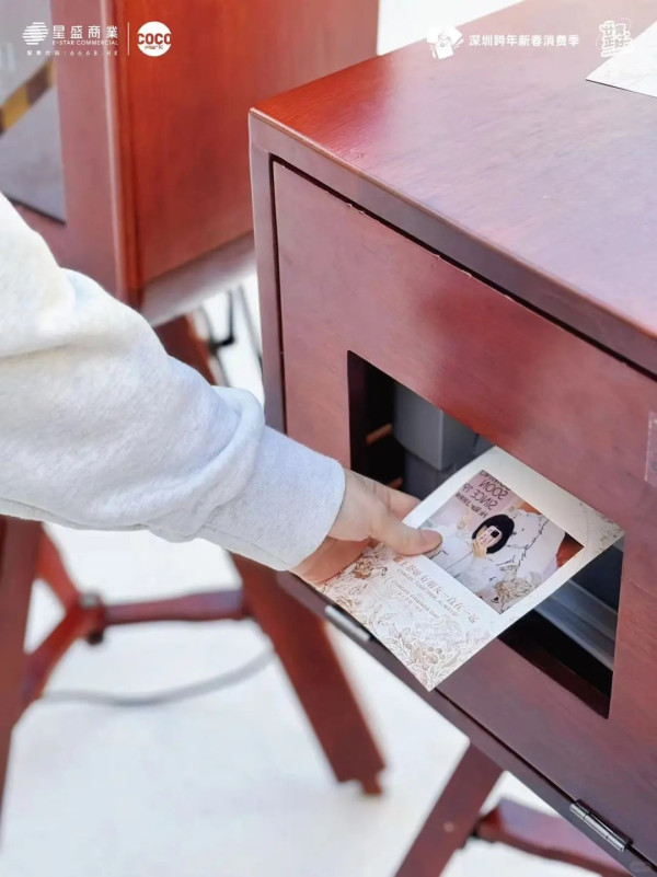 男色經濟｜內地茶飲店搵素人靚仔駐場 吸引大批「女客」合照任影唔嬲 