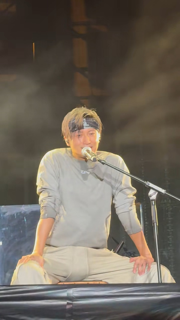 內地客日本巧遇梁朝偉獲合照 後面竟有陳奕迅亂入引全網羡慕 