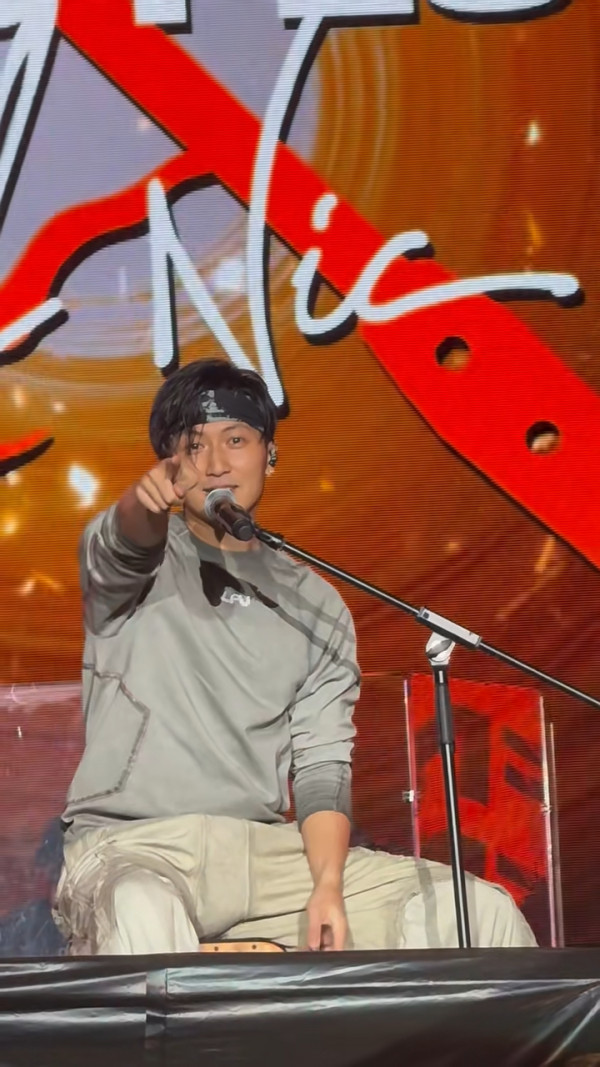 內地客日本巧遇梁朝偉獲合照 後面竟有陳奕迅亂入引全網羡慕 