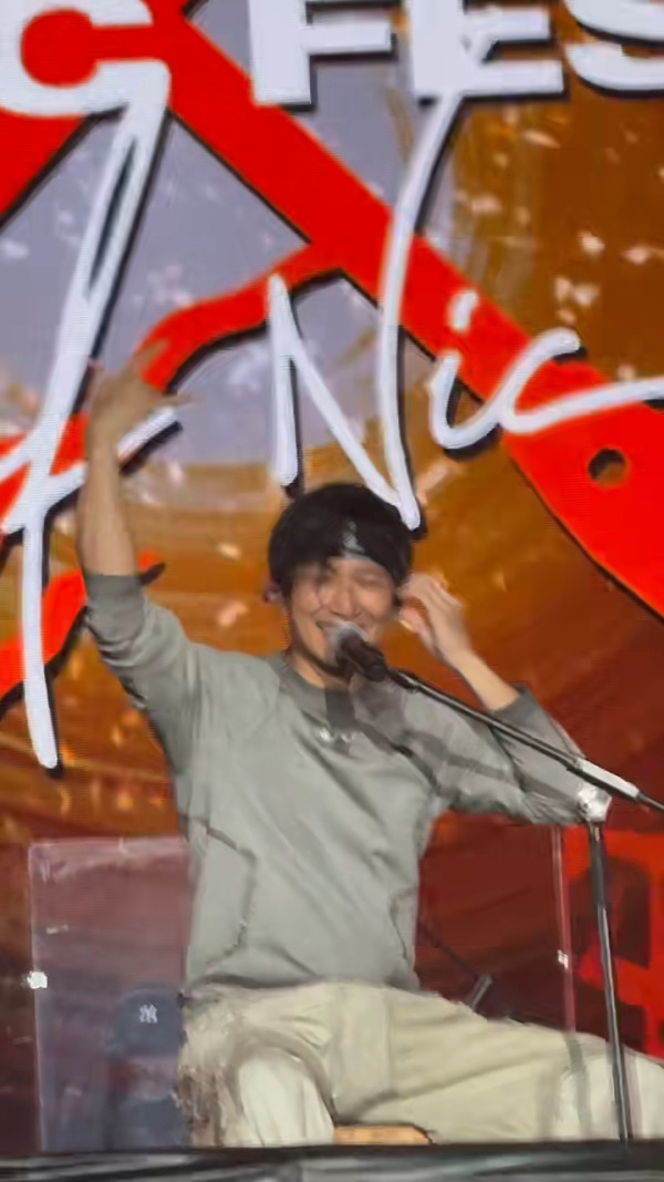 內地客日本巧遇梁朝偉獲合照 後面竟有陳奕迅亂入引全網羡慕 