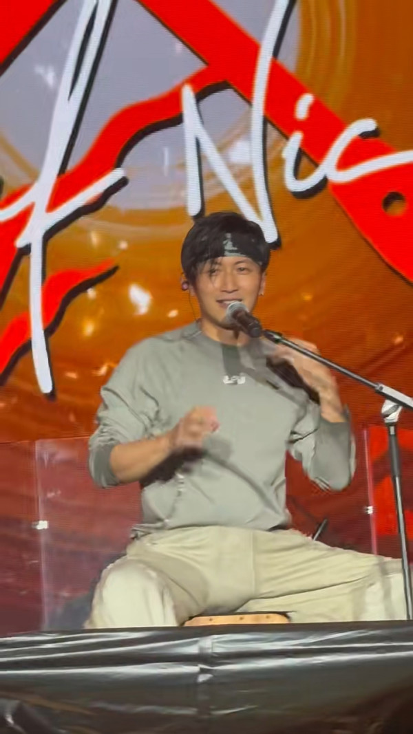 內地客日本巧遇梁朝偉獲合照 後面竟有陳奕迅亂入引全網羡慕 