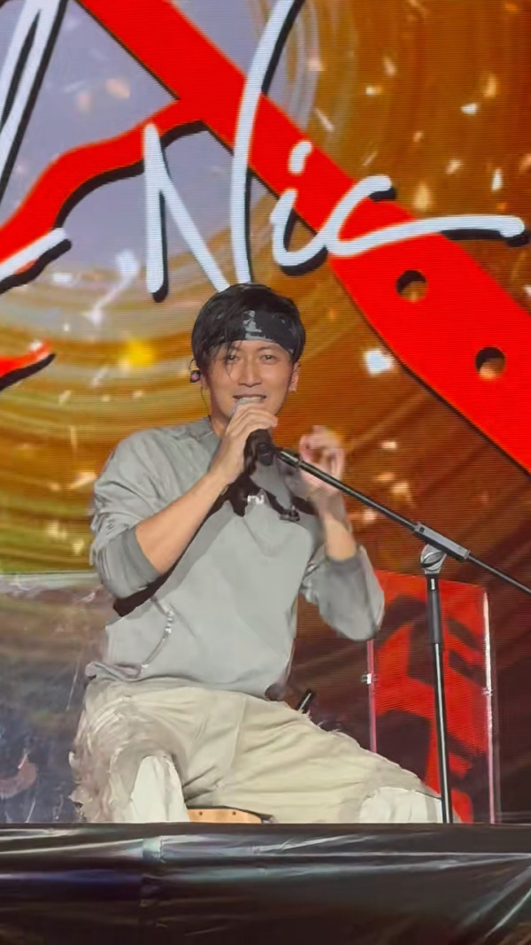 內地客日本巧遇梁朝偉獲合照 後面竟有陳奕迅亂入引全網羡慕 