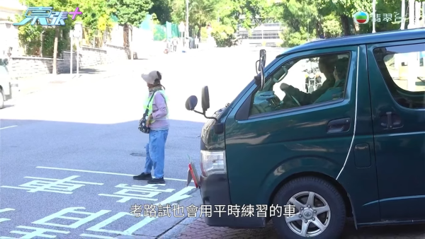 考車師傅俾錯車「棍波」變「自動波」 ！累港人考唔到試 駕駛學校聲大夾惡：公司並無責任..