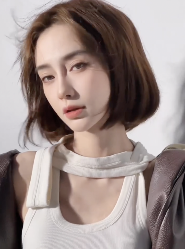 Angelababy沙漠美圖曝光 網民大讚有神性/顏值重返巔峰：都回來了 