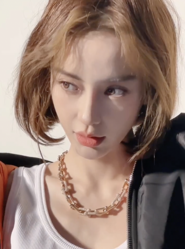 Angelababy沙漠美圖曝光 網民大讚有神性/顏值重返巔峰：都回來了 