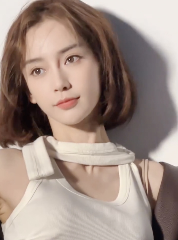 Angelababy沙漠美圖曝光 網民大讚有神性/顏值重返巔峰：都回來了 