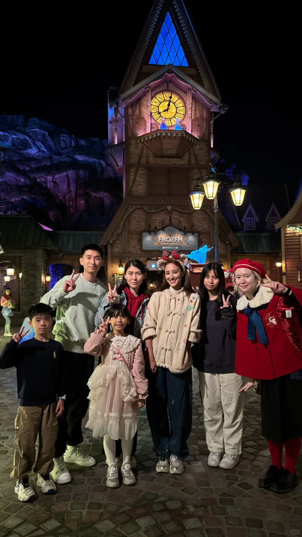 靚媽港姐冠軍迪士尼被巧遇 網民大讚年輕兼以為混血 惟一部位遭挑剔 