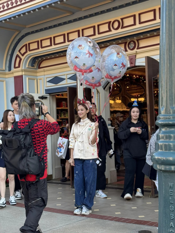 靚媽港姐冠軍迪士尼被巧遇 網民大讚年輕兼以為混血 惟一部位遭挑剔 