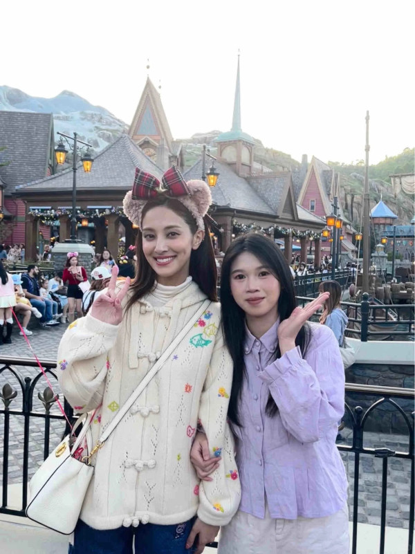 靚媽港姐冠軍迪士尼被巧遇 網民大讚年輕兼以為混血 惟一部位遭挑剔 