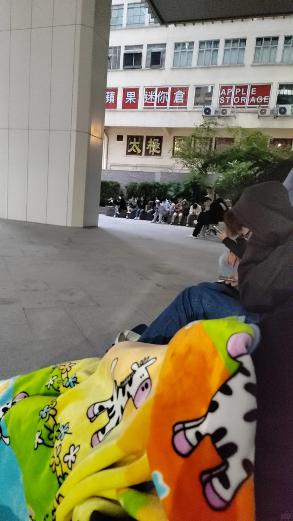 日本簽證申請中心現通宵排隊潮！在港內地人盼趕及聖誕節日本旅遊 