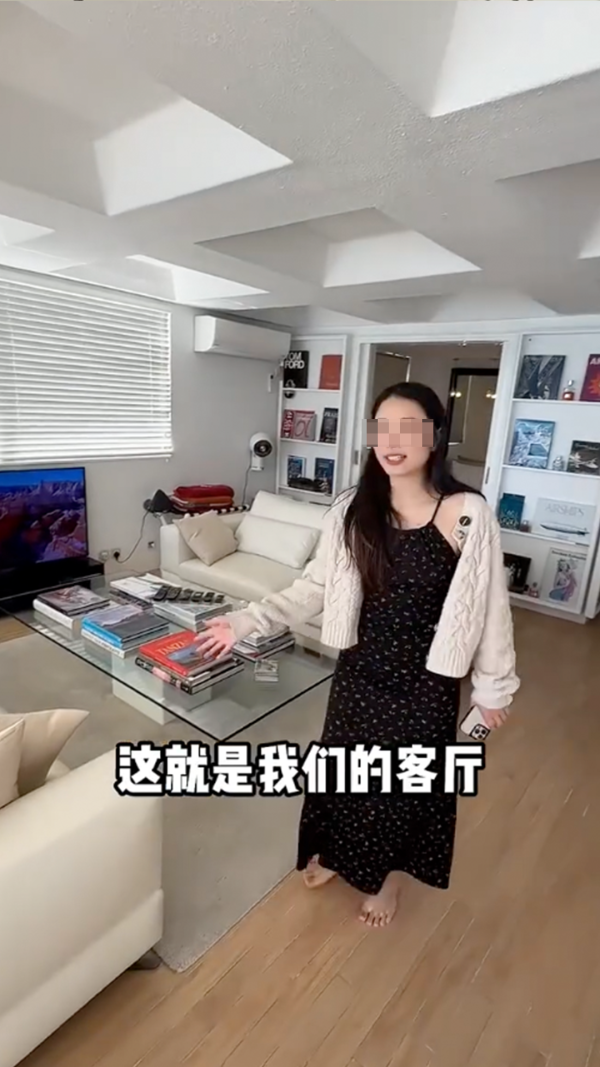 客廳非常寬敞，放有兩張大梳化，一旁的落地門窗可直通露台，屋內已經可以飽覽一旁無敵大海景。