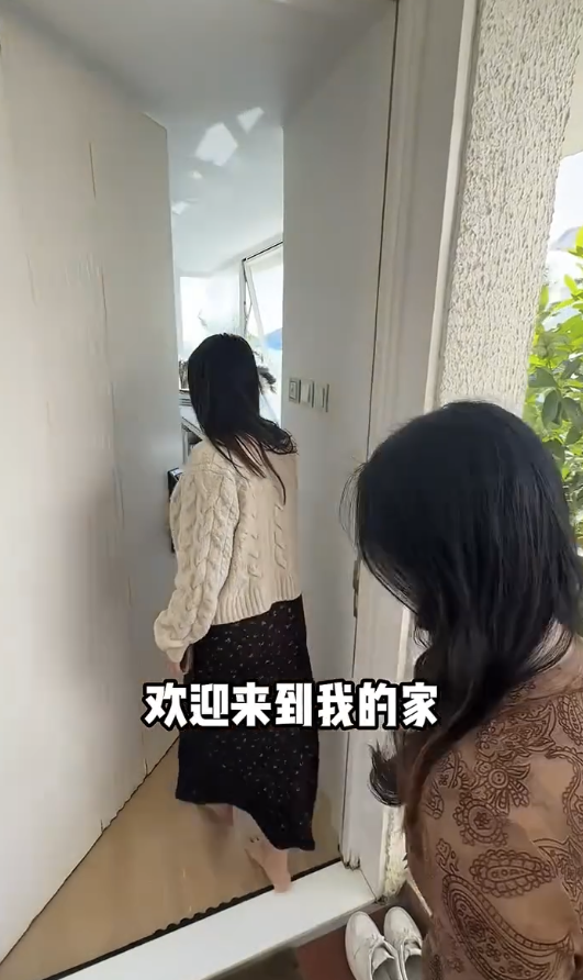 鄰居全屋裝潢均以簡約白色為主，一進門便看到多幅藝術畫作，設計布置相當有心思。圖片來源：小紅書