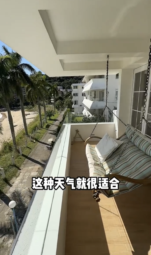 露台放有一張雙人搖椅，整體感覺充滿渡假氣息。圖片來源：小紅書