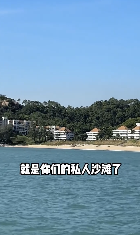 從影片可見，澄碧邨背山面海，擁有14幢瑞士式豪宅別墅，驟眼看如同一個與世隔絕的小區，有私人沙灘之餘，還坐擁一望無際的特大海景。圖片來源：小紅書