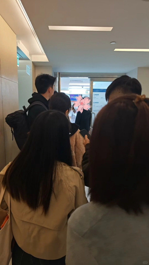 日本簽證申請中心現通宵排隊潮！在港內地人盼趕及聖誕節日本旅遊 