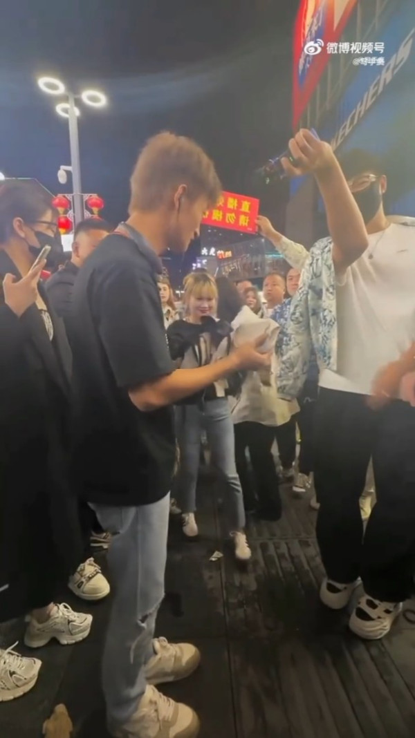 內地網紅靠性騷美女爆紅 捅臀部摸胸吸4千萬粉 網民：越沒底線賺越多 