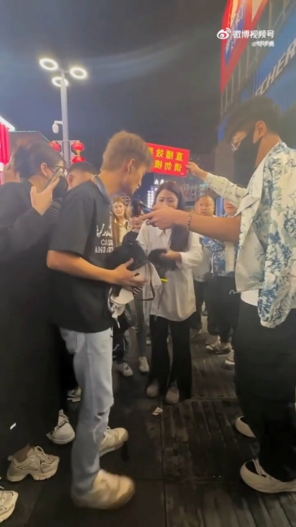 內地網紅靠性騷美女爆紅 捅臀部摸胸吸4千萬粉 網民：越沒底線賺越多 