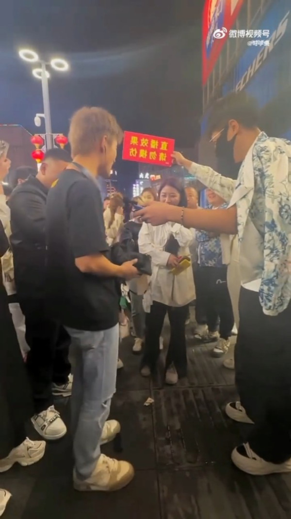 內地網紅靠性騷美女爆紅 捅臀部摸胸吸4千萬粉 網民：越沒底線賺越多 