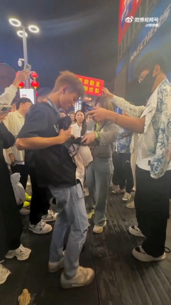 內地網紅靠性騷美女爆紅 捅臀部摸胸吸4千萬粉 網民：越沒底線賺越多 