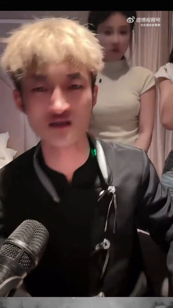 內地網紅靠性騷美女爆紅 捅臀部摸胸吸4千萬粉 網民：越沒底線賺越多 