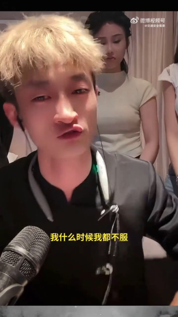 內地網紅靠性騷美女爆紅 捅臀部摸胸吸4千萬粉 網民：越沒底線賺越多 