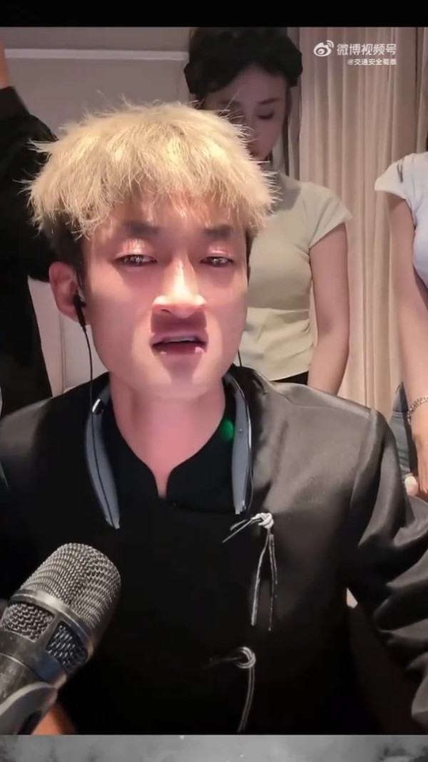 內地網紅靠性騷美女爆紅 捅臀部摸胸吸4千萬粉 網民：越沒底線賺越多 