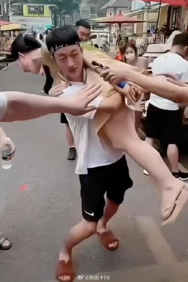 內地網紅靠性騷美女爆紅 捅臀部摸胸吸4千萬粉 網民：越沒底線賺越多 